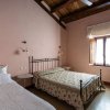 Camera da letto con pareti rosa e due letti.