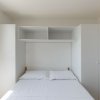 Letto con armadio a muro.