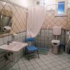 Bagno accessibile con doccia e sedia pieghevole.