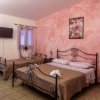 Camera doppia con letti singoli, pareti rosa.