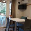 Interno di una casa mobile con tavolo e divano.